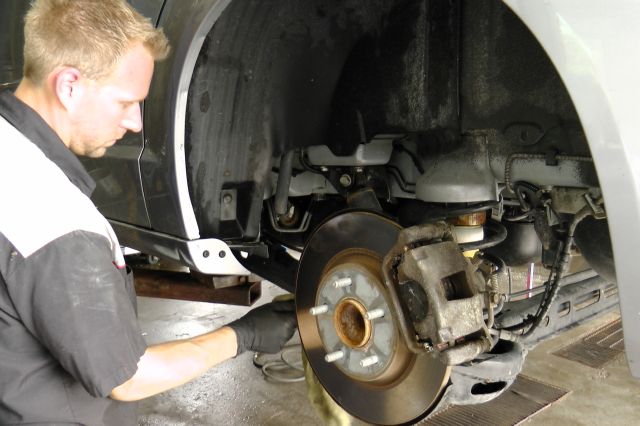 Barrhaven Auto Centre  - Brakes - Replacing your rotors & pads.